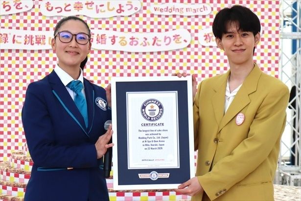 ギネス世界記録公式認定員より認定証を受け取る株式会社ウエディングパークの飛田剛志さん