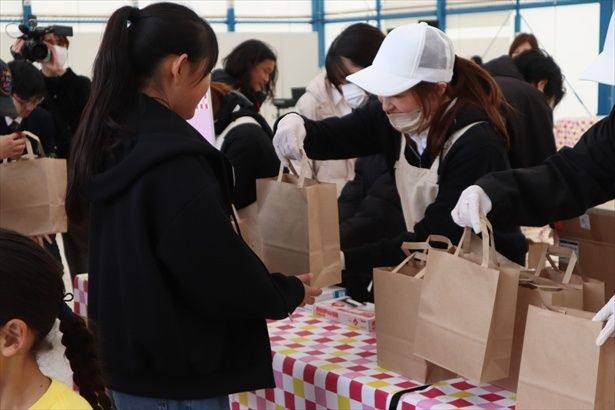 ギネス世界記録に挑戦したパウンドケーキは「引き出物」として参加者に配られた