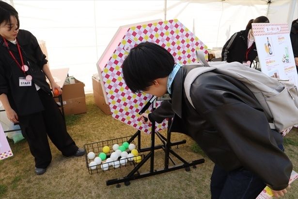 「まちの引き出物」抽選会の様子