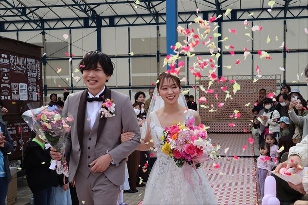フラワーシャワーで祝福される水戸市のカップル
