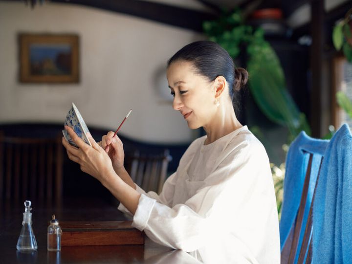 ブラウス￥46,200、パンツ￥46,200／ともにババグーリ（ヨーガンレール）、カーディガン￥69,300、ピアスパーツ￥13,200、ピアスフック￥37,400 ／すべてヨーガンレール