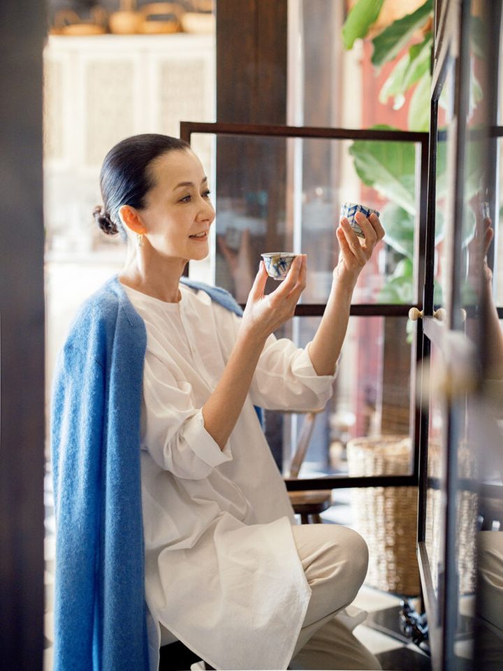 ブラウス￥46,200、パンツ￥46,200／ともにババグーリ（ヨーガンレール）、カーディガン￥69,300、ピアスパーツ￥13,200、ピアスフック￥37,400 ／すべてヨーガンレール