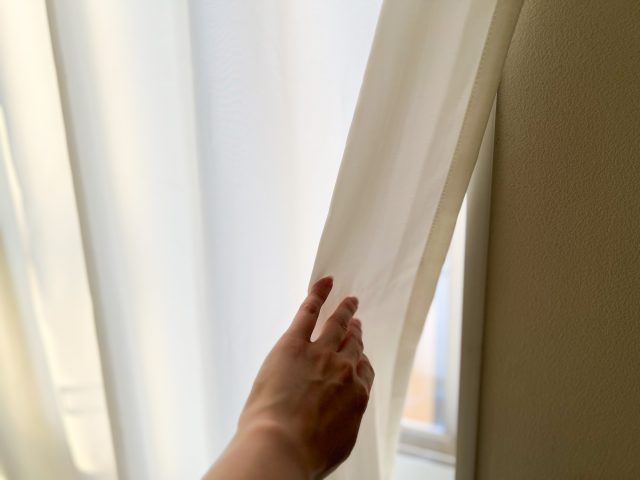 カーテンを開ける