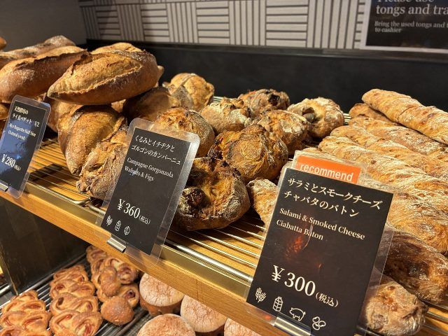 サラミとスモークチーズチャバタのバトンが並ぶ棚