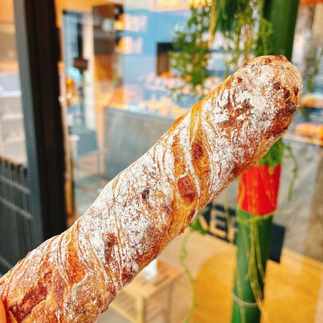 サラミとスモークチーズチャバタのバトン