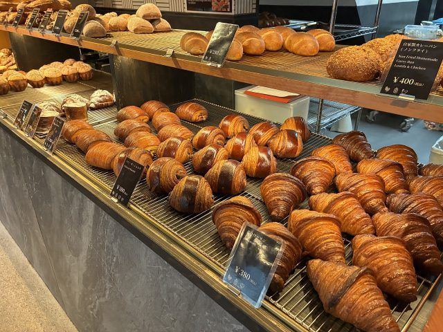 2/7 kitchen BAKERY 店内のパン棚