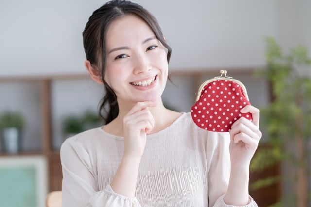 お財布を持つ女性