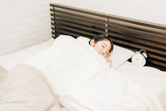 ベッドで眠る女性