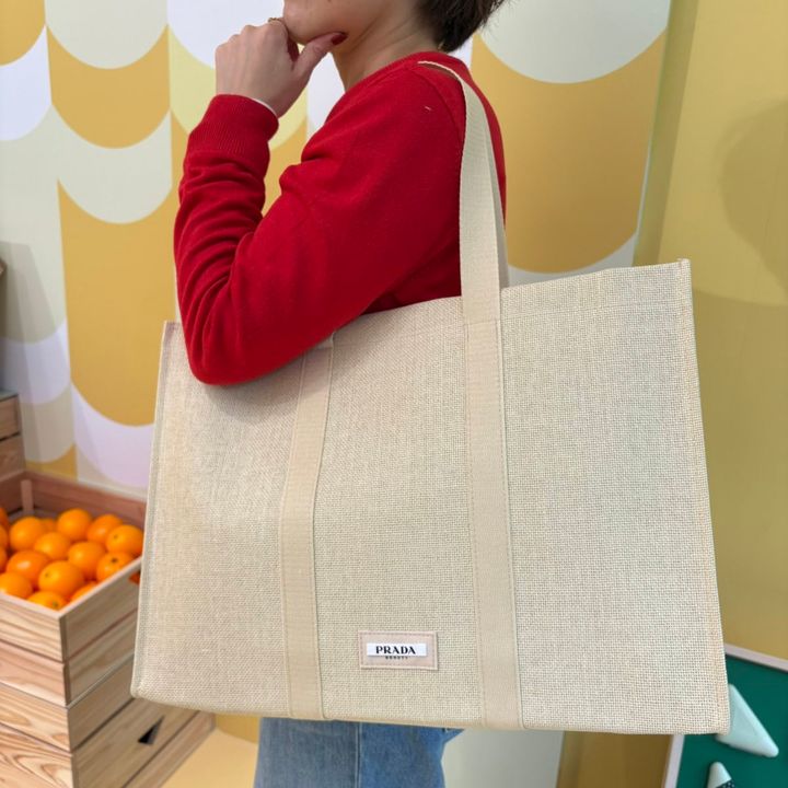 イベントで税込3万円以上購入するともらえる「プラダ ビューティ オリジナルマーケットバッグ」