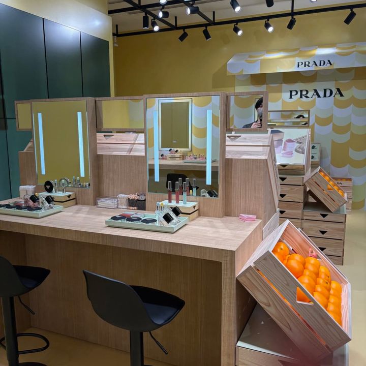 プラダビューティーマーケット会場内。コンプリートで限定ステッカーがもらえるスタンプラリーも開催。