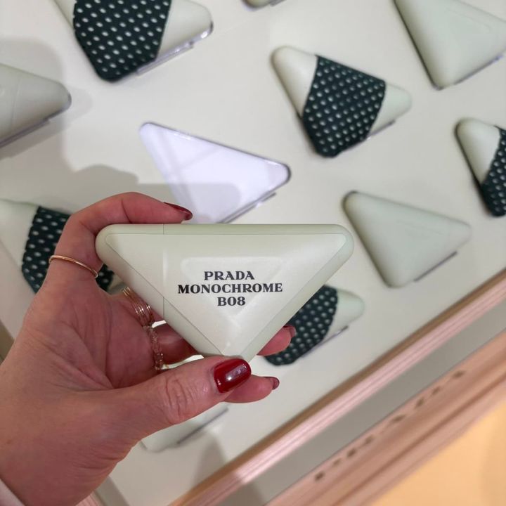 プラダのイベント会場でラッキードローゲームに挑戦して手に入れたい、洗練されたデザインのアイテム