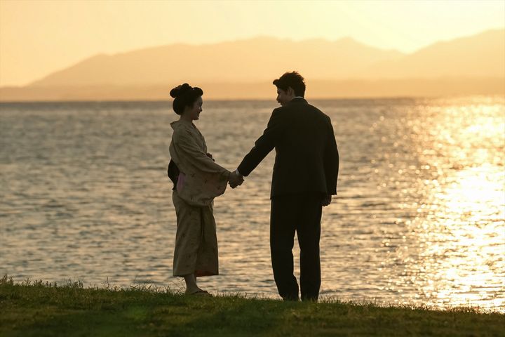 第65回のラストシーン 連続テレビ小説『ばけばけ』より （C）NHK width=