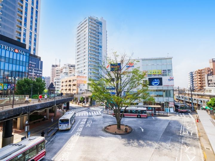 アットホームが発表した、東京23区外のカップル向け賃貸でPV数が多い駅ランキング。2位「三鷹」を抑えた1位は？