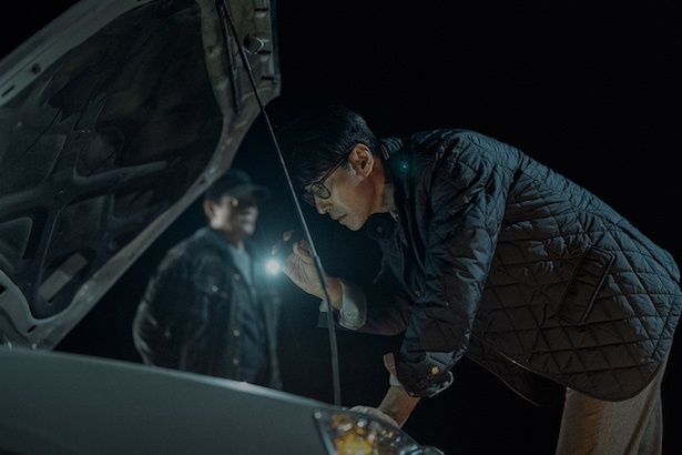 マンス(イ・ビョンホン)に命を狙われる靴屋の店員のシジョ(チャ・スンウォン) (C)2025 CJ ENM Co., Ltd., MOHO FILM ALL RIGHTS RESERVED