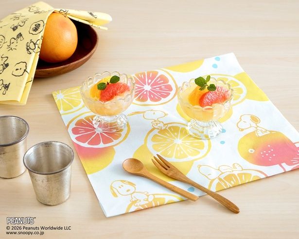 フレッシュな色使いの「グレープフルーツ」(手前)と淡いイエロー地の「ウッドストックがいっぱい」(左奥)