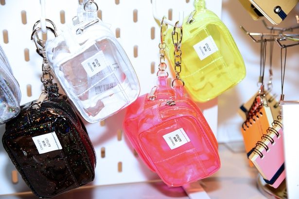 「インナーキャリングキーホルダー クリア」 撮影：ソムタム田井