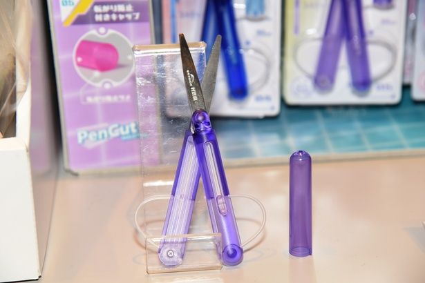ペン型携帯ハサミ「ペンカット スケルトン」 撮影：ソムタム田井