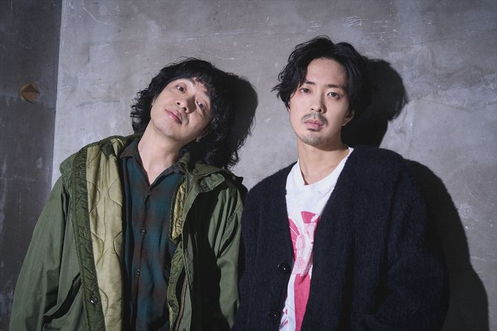 （左から）峯田和伸、若葉竜也 クランクイン！ 写真：上野留加 width=