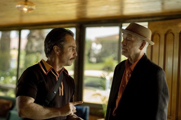 【写真を見る】ジョン・マルコビッチとサム・ロックウェルがCIAエージェントを演じる！ [c]2026 Searchlight Pictures. All Rights Reserved.