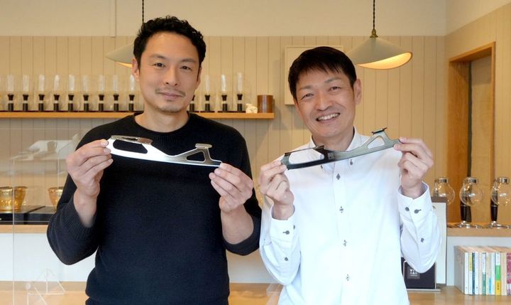 山一ハガネ元社員の六車英高さん（左）