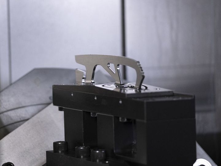 加工途中のブレード。1つにかかる加工時間は、現在5～6時間にまで短縮した