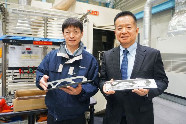 開発マネージャーの石川貴規さん（左）と代表取締役社長の寺西基治さん（右）