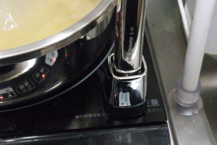 スタンダードプロダクツの自立するステンレストング（26.9cm）をコンロ横に置く