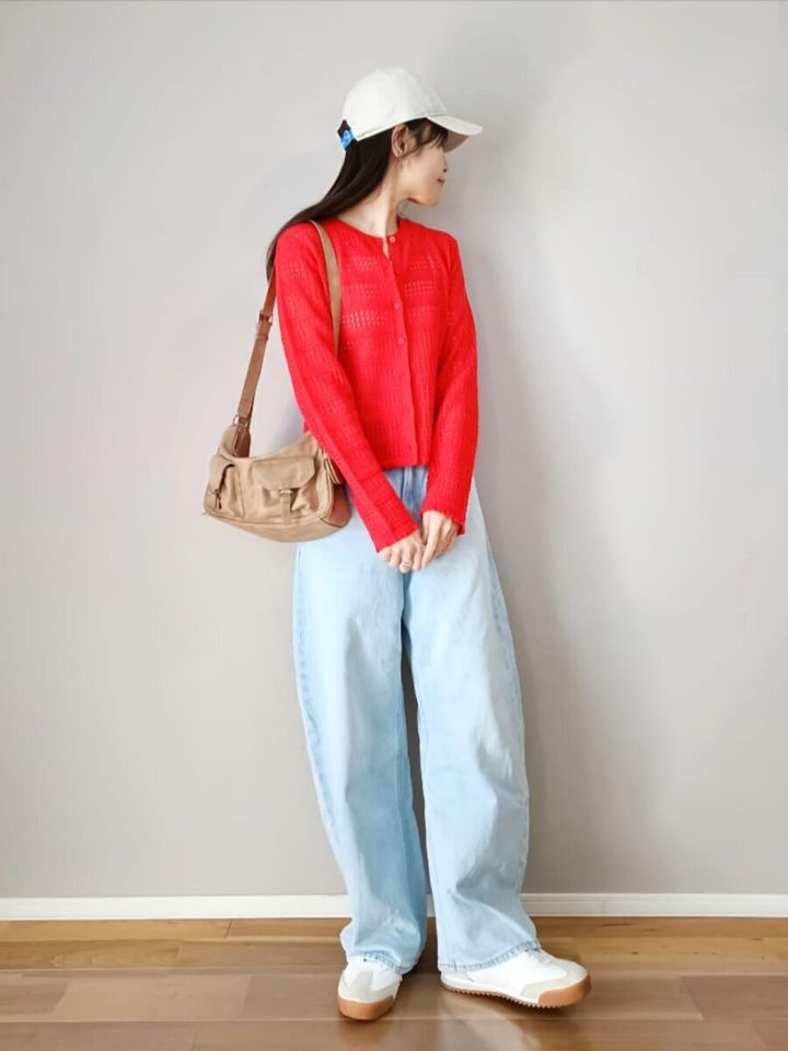 2026春大人女性おすすめワイドデニム赤カーディガンコーデ