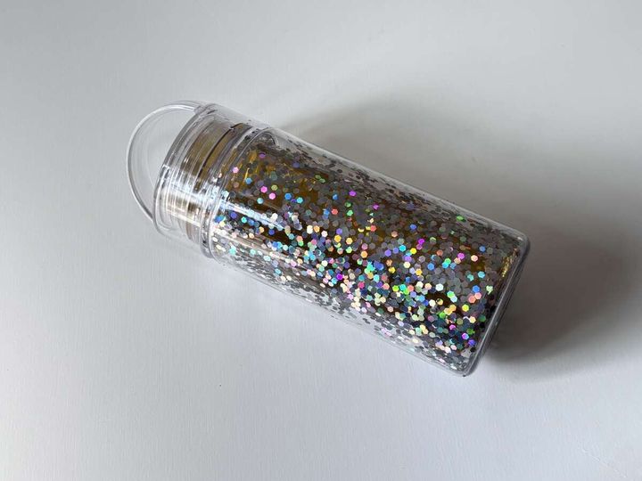 ダイソーのドリンクボトル（ラメ入り）に飲み物を入れる