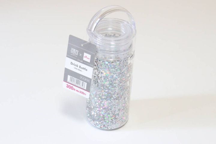 ダイソーのドリンクボトル（ラメ入り）のパッケージ