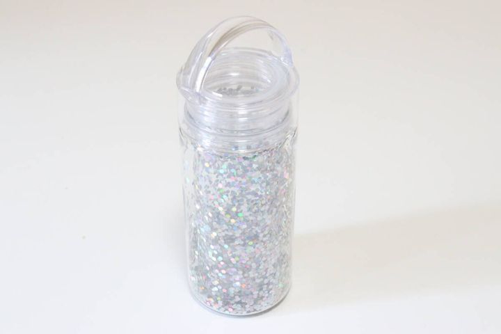 ダイソーのドリンクボトル（ラメ入り）のビジュアル