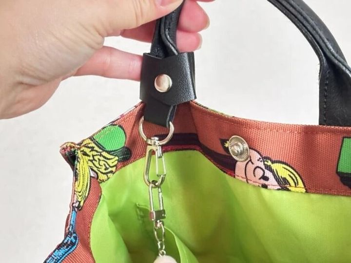 ダイソー ケーブルクリップ（フェイクレザー、カラビナタイプ） 使用例 逆向き