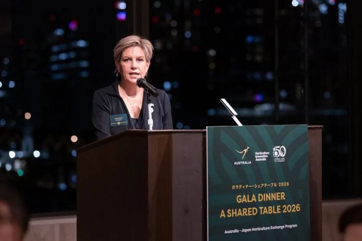 開会の辞を述べるジュリー・バード会長