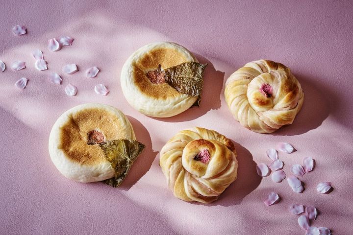  （写真左）「桜の葉あんぱん」400円/（写真右）「桜花あんぱん」400円