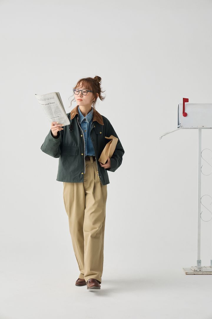 春の《バブアー》コーデはこれ！スタイルアップを狙うなら、チノパン×トップスイン【FUDGE FRIEND おしゃれさんの毎日コーディネート vol.666｜UMI】