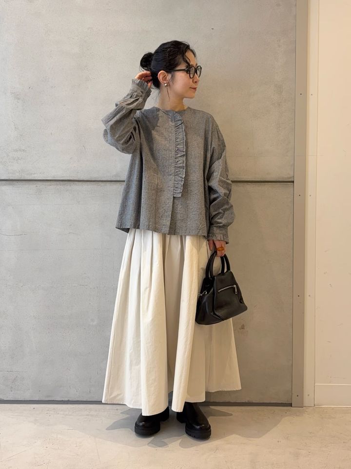 美シルエットの「白フリルスカート」で品よく