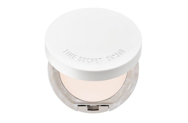 そんなときにおすすめなのが、同日発売の「タイムシークレット 薬用うるさらパウダー」