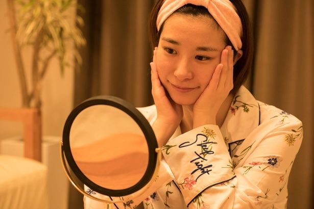  スキンケア後の「テカテカ肌」問題もパウダーで解決！ プラナ / PIXTA(ピクスタ)