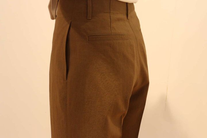 ユニクロユー ハイライズ ストレートパンツ バックスタイル