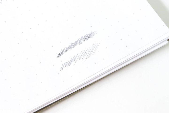 ダイソーのシャープ替芯の2BとHBの濃さを比較