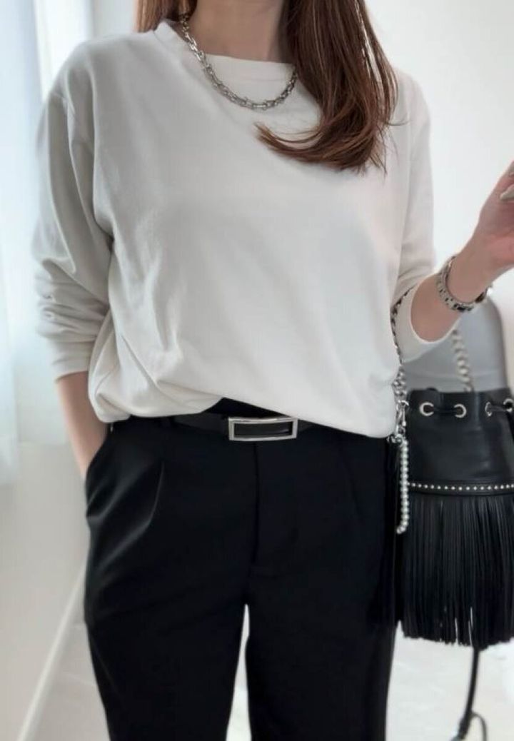 ユニクロ タックワイドパンツ 白ニットきれいめコーデ