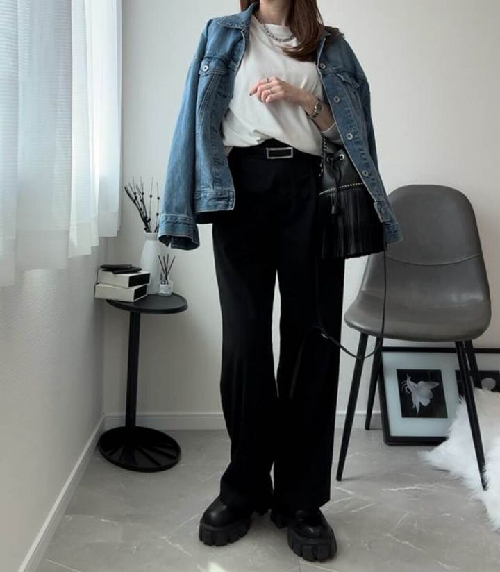 ユニクロ タックワイドパンツ デニムジャケット肩がけコーデ