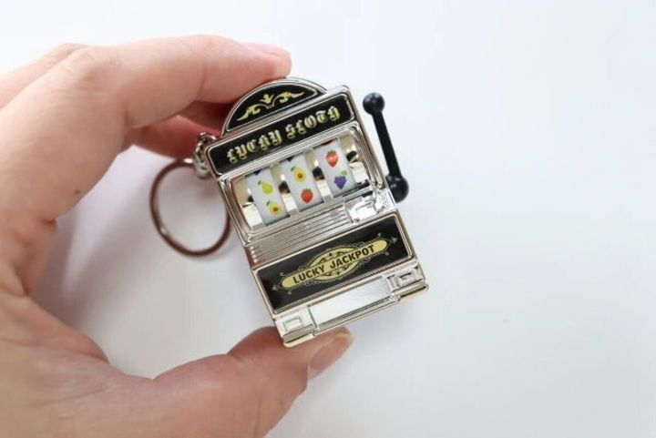 ダイソー キーホルダー（スロットマシン）