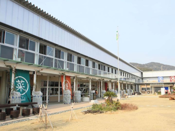 千葉県房総半島南部の「安房温泉」は、都心から約1時間30分とアクセス良好ながら、雄大な東京湾と富士山の絶景を楽しめる温泉地です。美肌効果が高いとされる茶褐色の湯や、鮮魚を堪能できる宿が点在。心身ともにリフレッシュしたい人から注目を集めています。