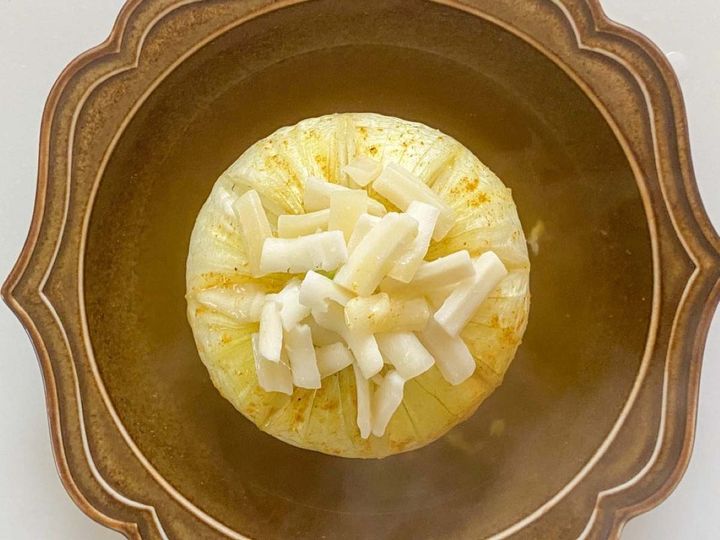 とろとろ♡まるごと新たまねぎのカレーチーズ蒸し