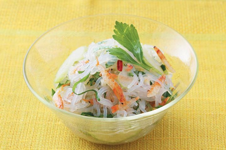 免疫力アップや美肌効果も！【こんにゃく】たっぷりのサラダレシピ2選「新玉ねぎトマトのマリネ／セロリのエスニックサラダ」