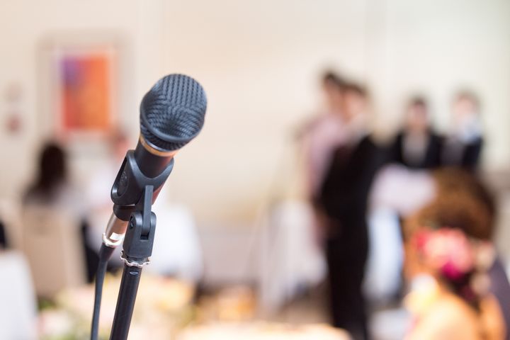 結婚式の友人スピーチで面白い例文はある？会場を笑顔にする構成とコツ