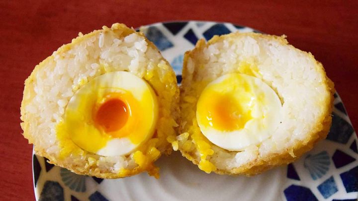 中にはとろりとした半熟玉子が入っており、ひと口食べるとまろやかなコクが広がります。