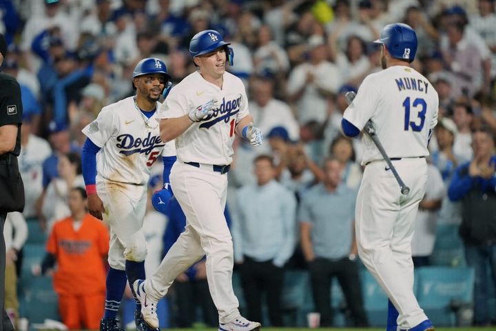 左からドジャースのムーキー・ベッツ、ウィル・スミス、マックス・マンシー（C）ロイター