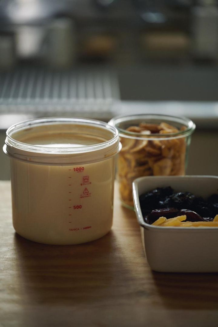  豆乳ヨーグルトを作りおき、デーツ、プラム、パイナップルなどのドライフルーツとバナナチップスにかけて昼食後に食べる。（撮影／馬場わかな）